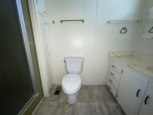 Building Photo - 2 bed 2 bath close to the river.