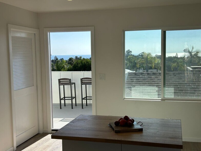 Building Photo - 4065 Sunnyhill Dr