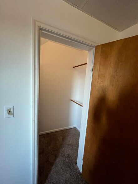 Bedroom closet, angle 1 - 3027 W Mount Vernon Ave