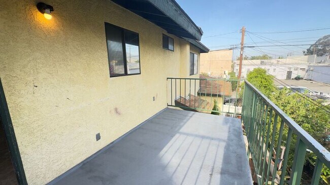 Building Photo - 539 N Alameda Ave