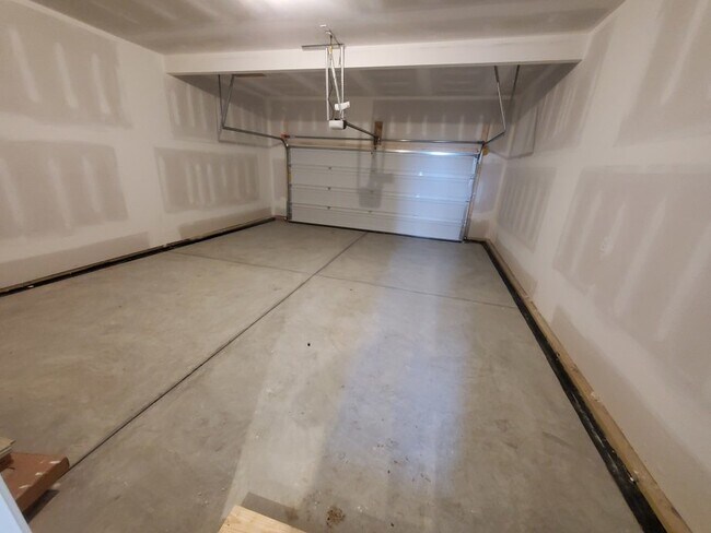 Building Photo - Beautiful, like new home in Mt Juliet with...