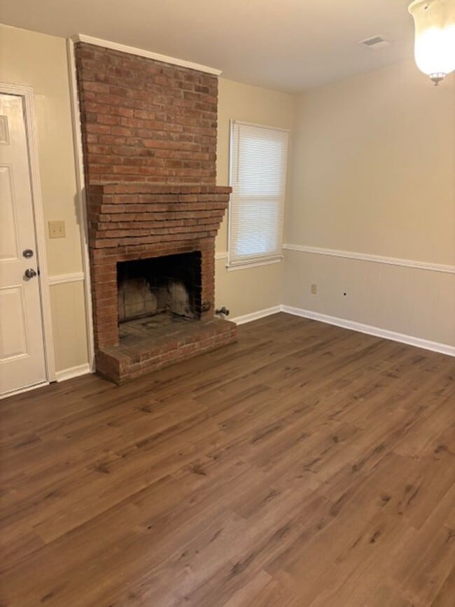 Building Photo - Where Renting Feels Like Home. Available Now!