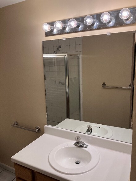 Building Photo - 815 Ridgefield Dr