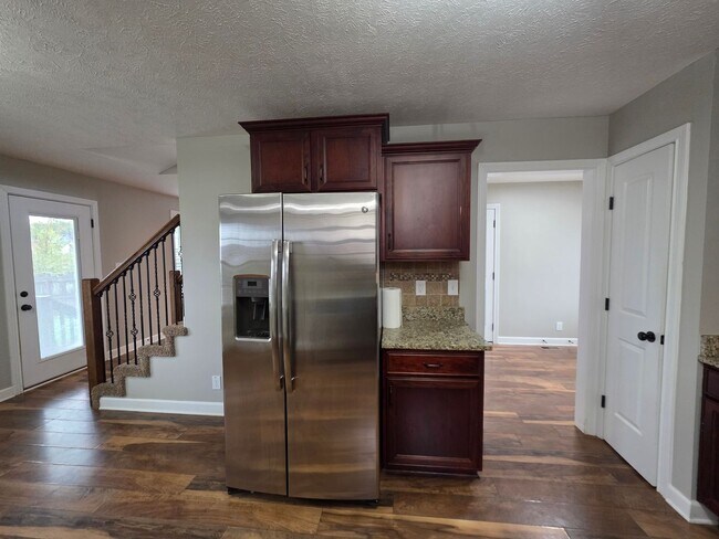 Building Photo - Pick Your Own Move-In Special!