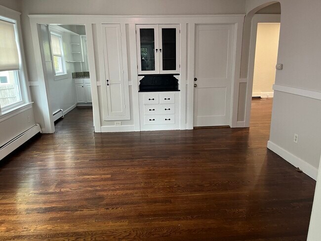 Building Photo - 12 Meadow St