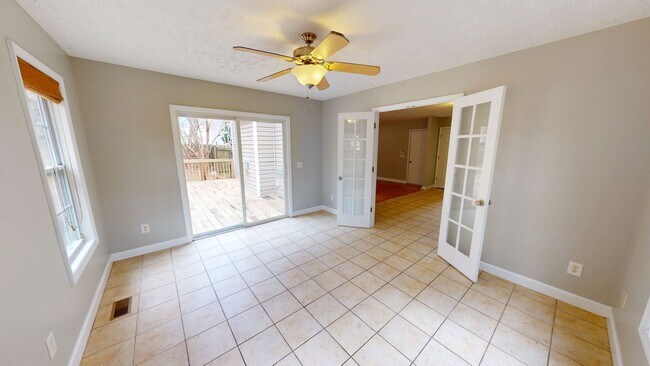 Building Photo - Open Floor Plan with Fenced Back Yard in L...