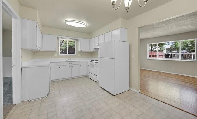 Building Photo - MOVE IN SPECIAL! 3-bedroom Rancher in Coun...