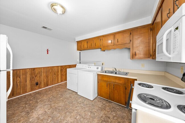 Building Photo - Cozy Two Bedroom Apartment