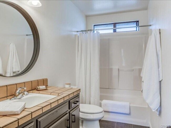 Building Photo - Spacious 3-Bedroom by Meadow Park with Lar...