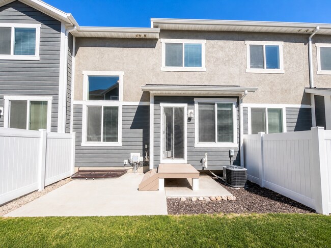 Building Photo - Beautiful 3-Bedroom Townhome in Lehi – Community Pool, Pickleball & More!