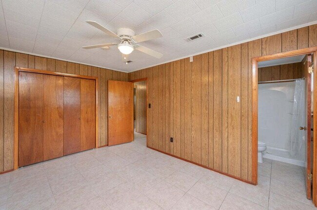 Building Photo - Charming brick home ready for move in!