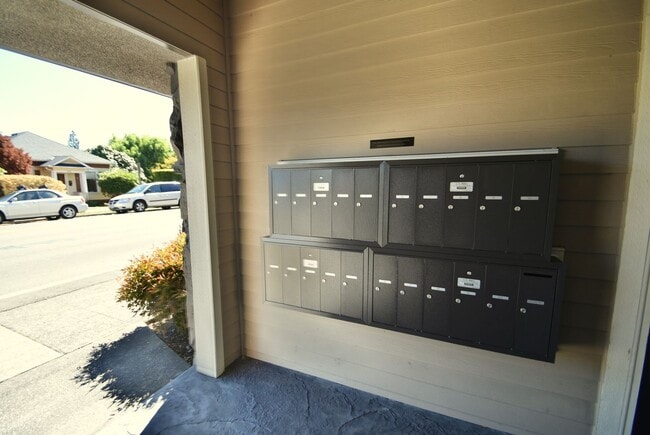 Building Photo - 2Bd/1.5Ba Edmonds Condo