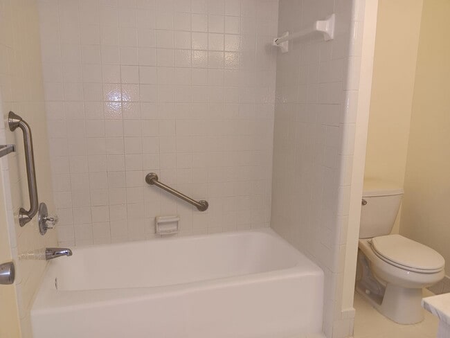 Building Photo - Sunny suite is SWEET in north St Pete - 2/...