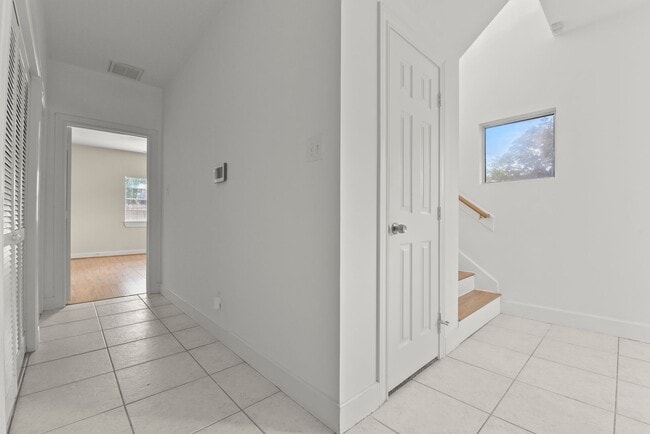 Building Photo - Charming 3-Bed, 2.5-Bath Home in the Heart of the Heights with Spacious Yard & Prime Location