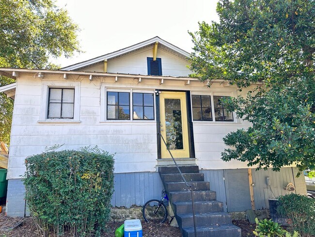 Building Photo - 328 Carr St