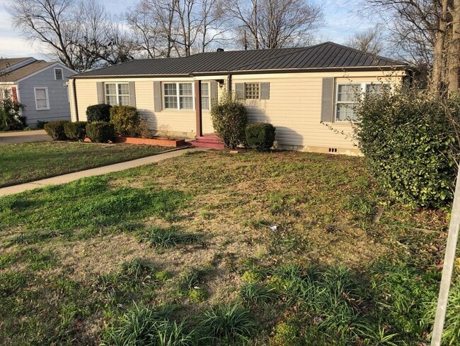 Building Photo - 3 bed, 1 bath home, Only minutes away from The University of Alabama