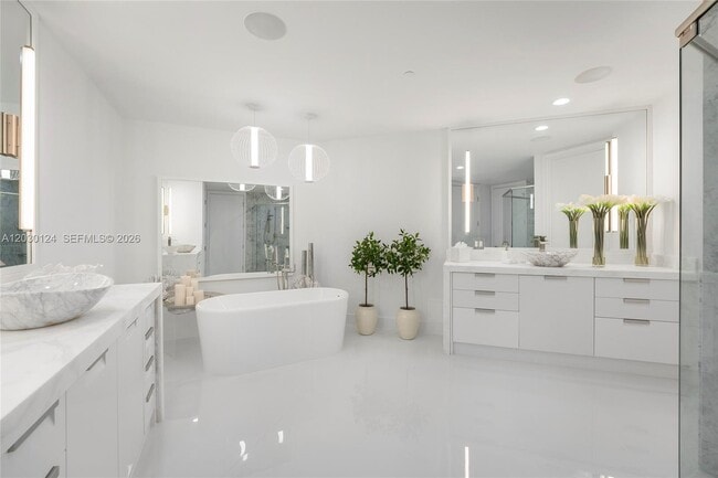 Building Photo - 5959 Collins Ave