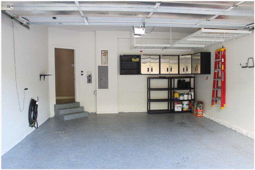 2 Car Garage - 11006 S Maple Forest Way