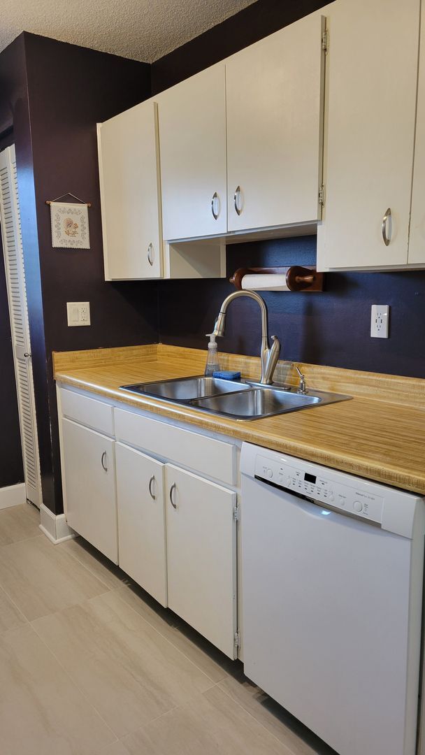 Building Photo - Annual or short term turnkey furnished ground floor condo near Siesta Key