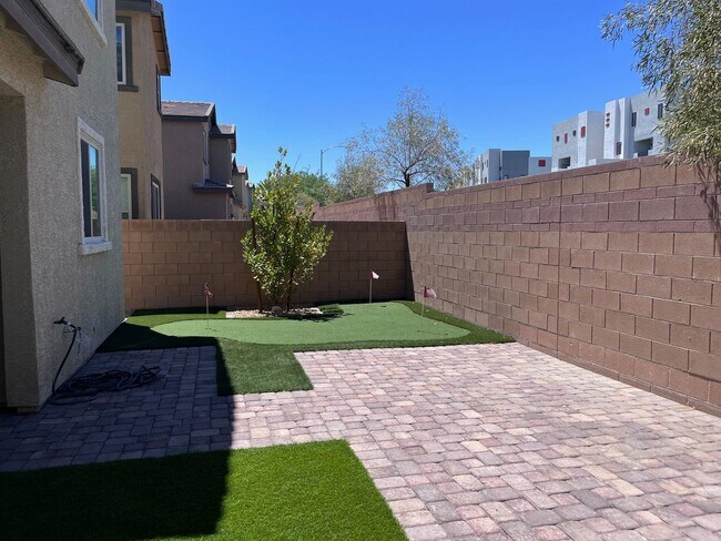 Building Photo - 3 Bedroom Single Family home - Gated community