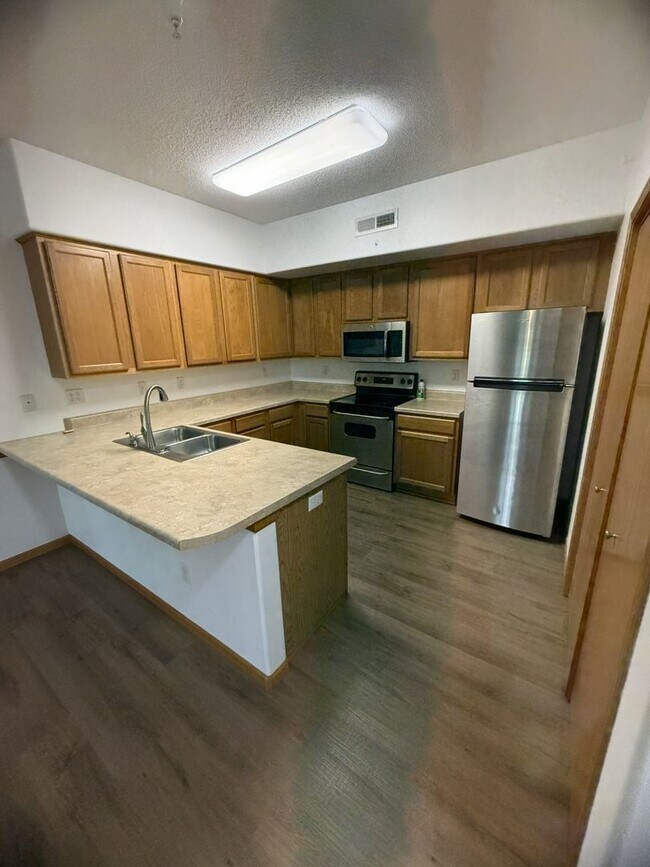 Building Photo - New Listing - 2 Bedroom, 1 Bath Condo on Northeast side of Iowa City