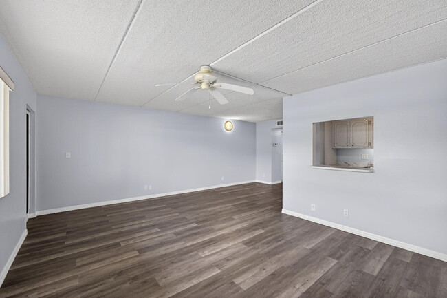 Building Photo - 700 Village Green Ct