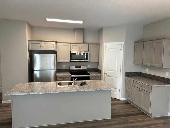 Building Photo - 591 / 818 Duplex