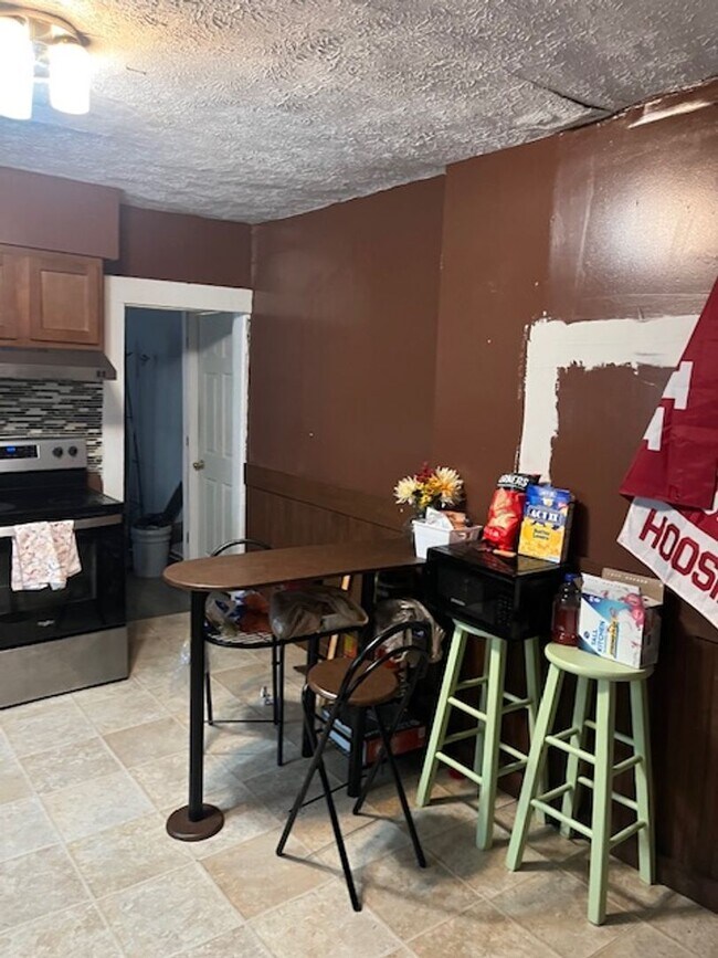 Building Photo - 5 bedroom, 3 bath home- Available August 2026!