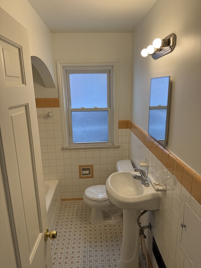 Building Photo - 5752 Bishop St