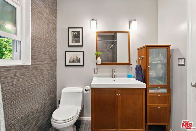 Building Photo - 1929 Tamarind Ave