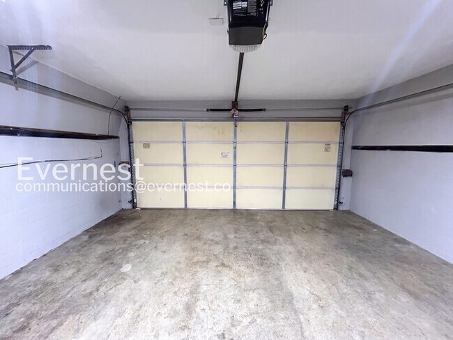 Building Photo - 3-Bed/2-Bath Home with Attached Garage/ Available Now!