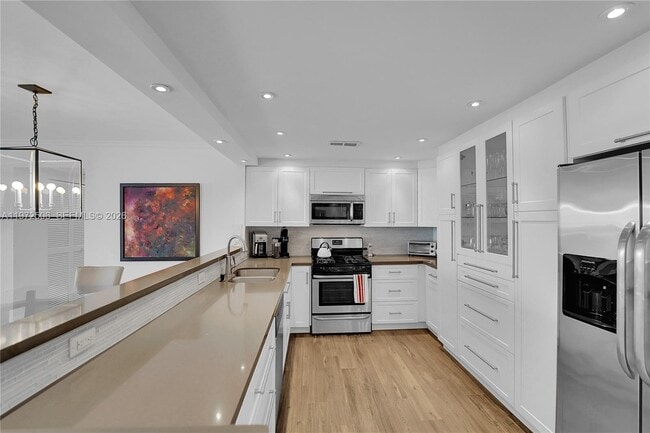 Building Photo - 3140 S Ocean Dr