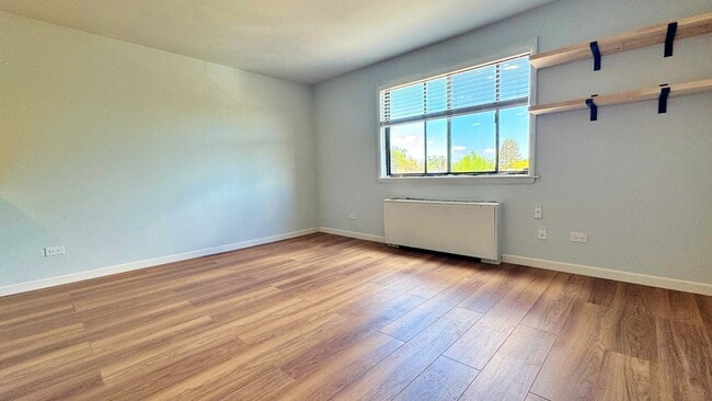 Building Photo - Fully Remodeled Sunny & Quiet Top Floor St...