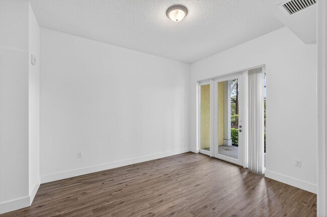 Building Photo - 225 S Latitude Cir