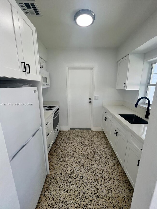 Building Photo - 1710 Arthur St