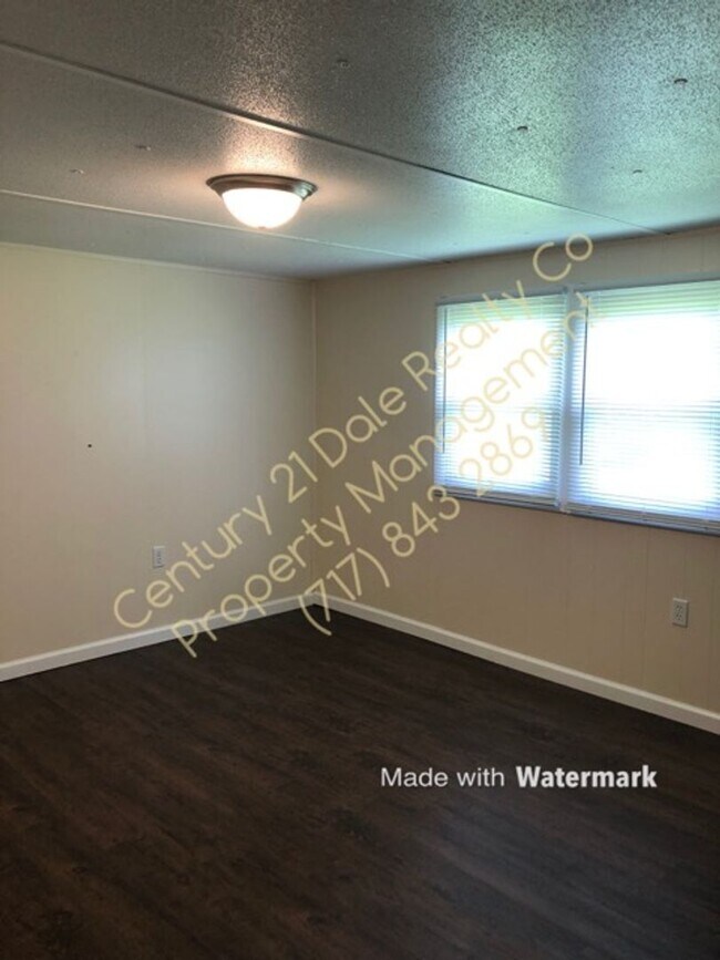 Building Photo - 2 Bedroom Home in Central School with a La...