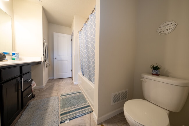 Building Photo - 5595 Queensland Ln N