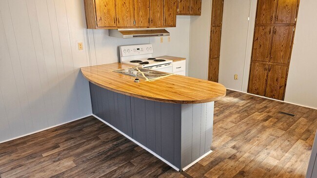 Building Photo - 2217 Glenburn Rd