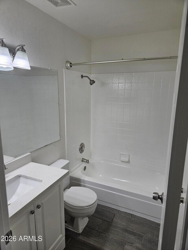 Building Photo - 3810 E Earll Dr