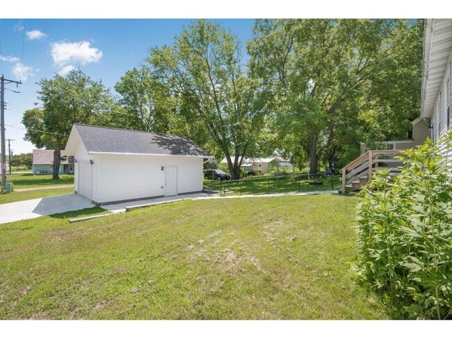 Building Photo - 857 Bradley Ave