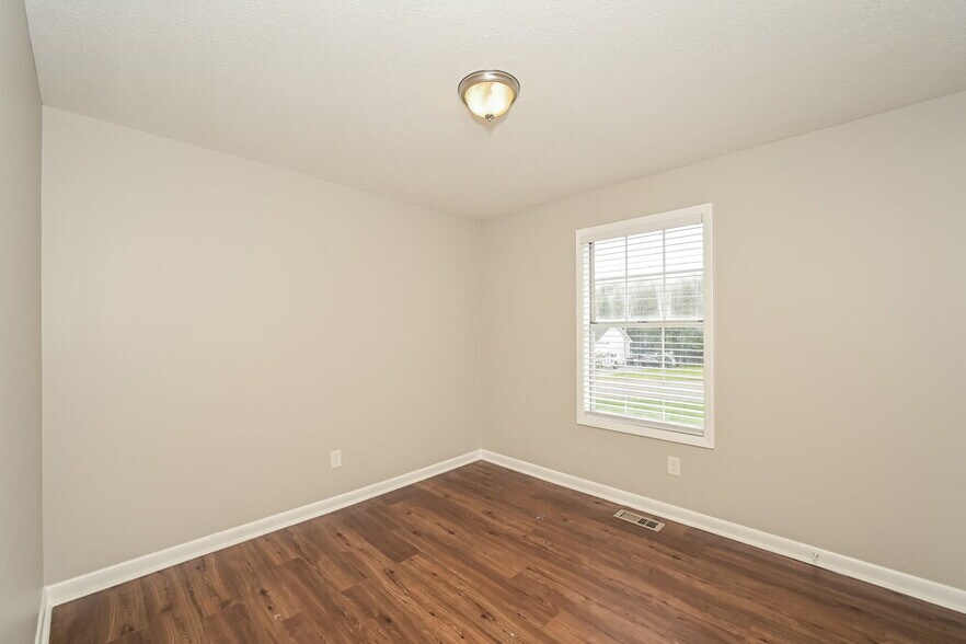 Building Photo - 581 Woodcrest Dr