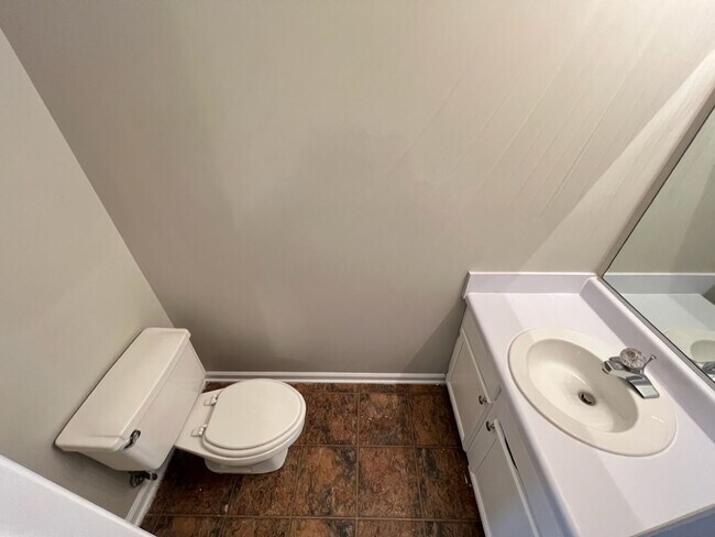 Building Photo - Adorable 2 Bed Townhome Convenient to Duke...