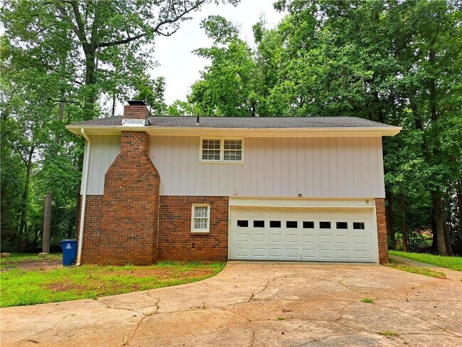 Building Photo - 844 Chandler Dr SW