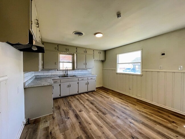 Building Photo - Cozy 3-Bedroom Home with Spacious Front Porch – Perfect for Small Families!