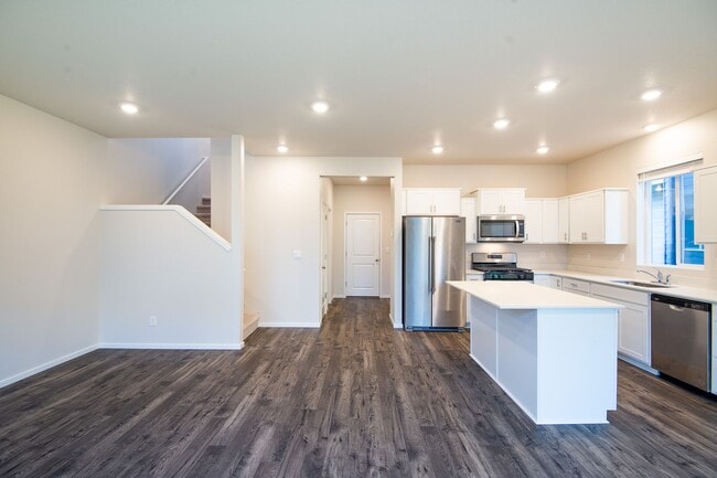 Building Photo - Beautiful newer construction 4 bed, 2.5 ba...
