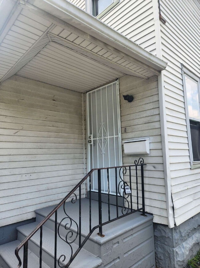 Building Photo - "2-Bedroom Duplex Downstairs Unit -Perfect...