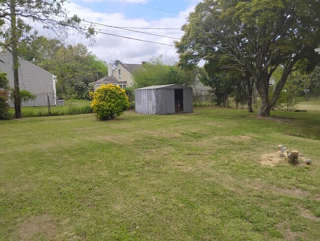 Building Photo - Stunning 3 Bedroom/2 Bath Awaits You