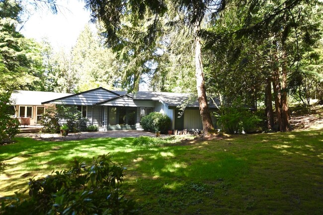 Building Photo - Lake Forest Park Four Bedroom