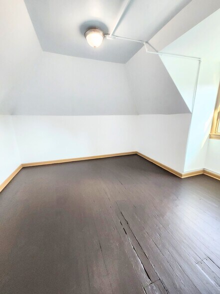 Building Photo - 728 N Sheridan Ave