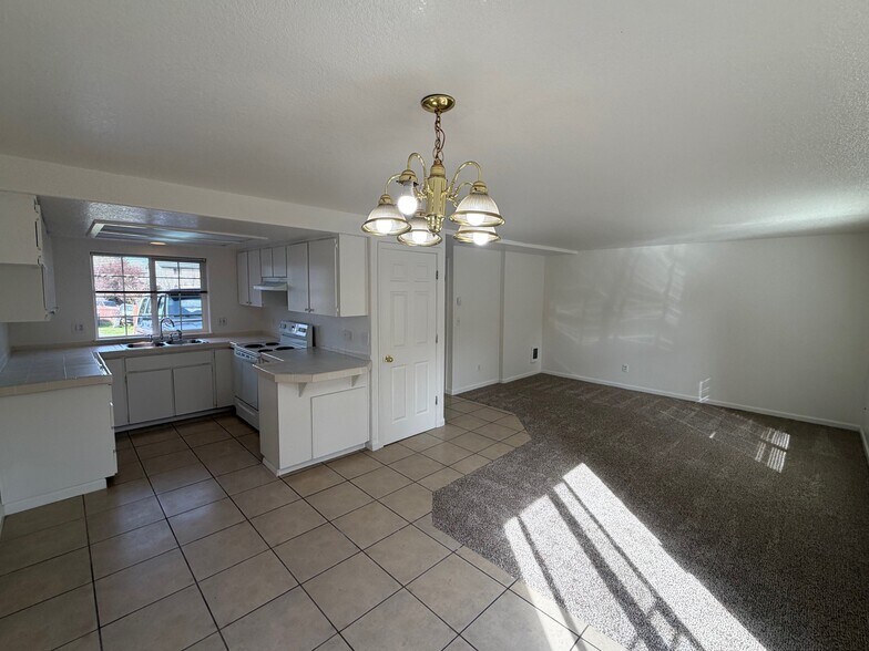 Building Photo - 4338 Ward Pl NE